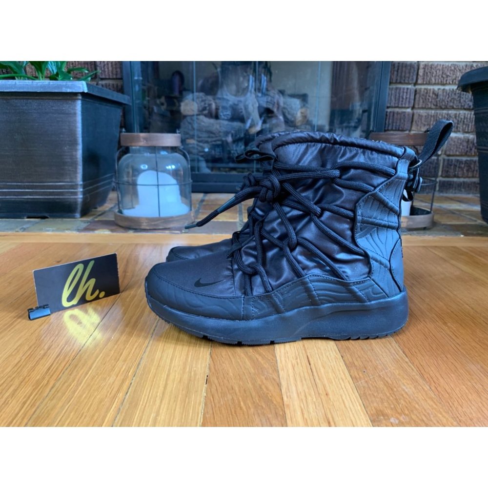 Size 7 W Nike Tanjun High Rise Boots AO0355-002